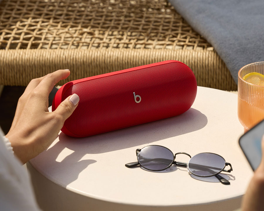 Personne tenant une enceinte Beats Pill