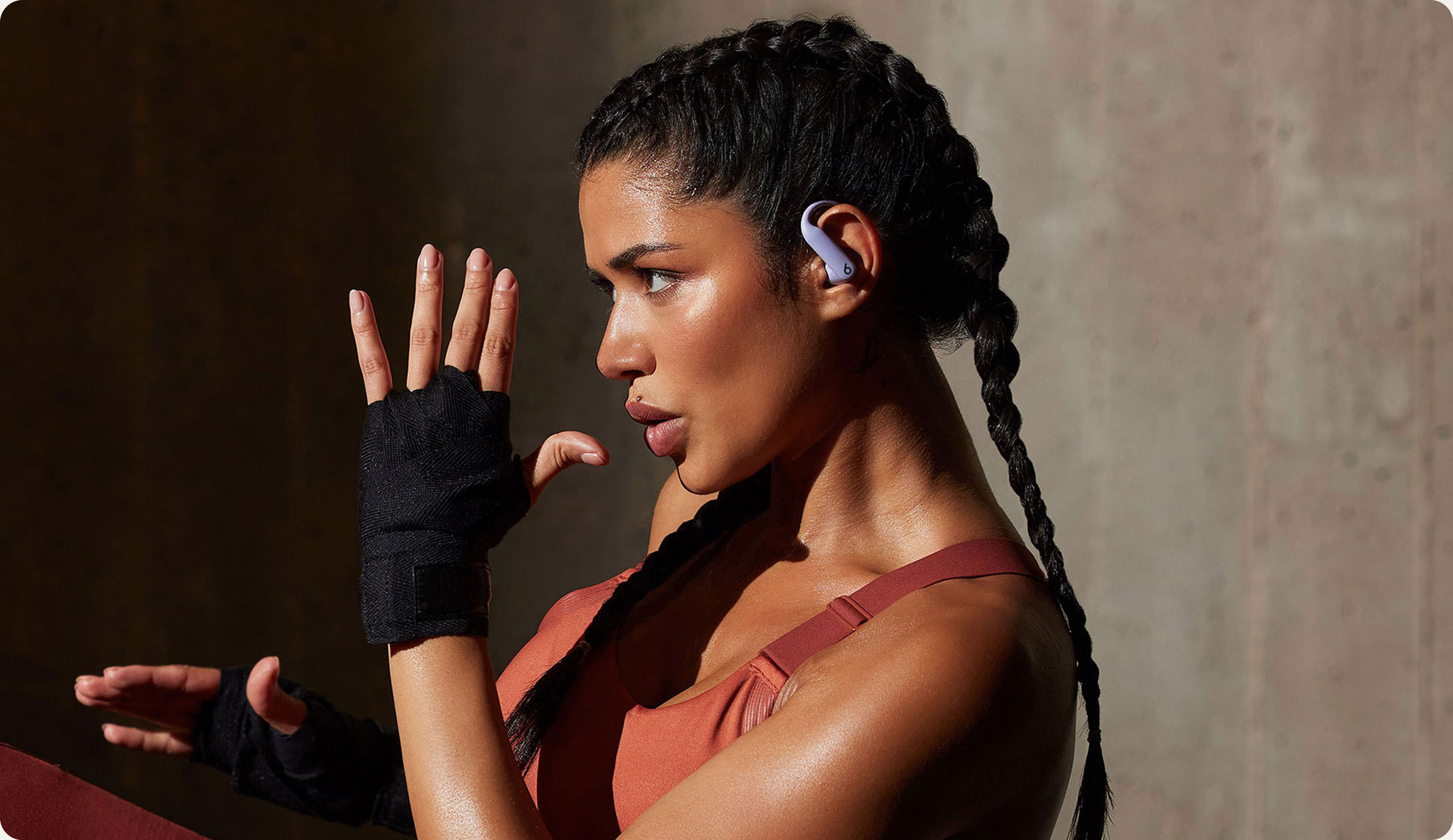 戴著 Powerbeats Pro 2 耳機的人